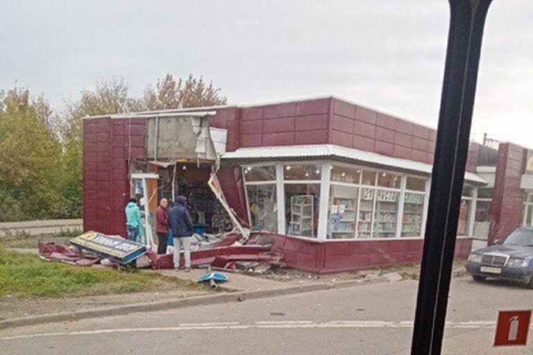 В Тверской области легковушка врезалась в магазин