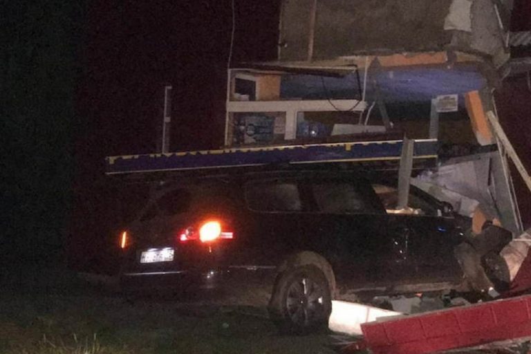 В Тверской области легковушка врезалась в магазин