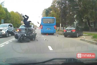 В Твери мотоциклист чудом выжил в жуткой аварии