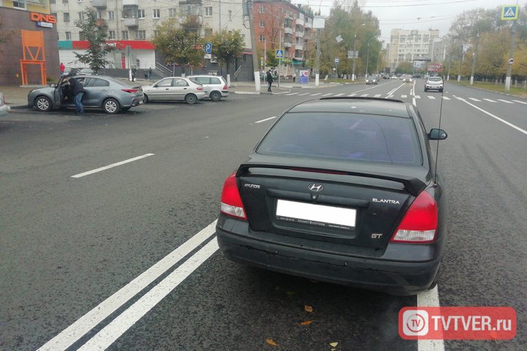 На новой дорожной разметке в Твери не помещаются автомобили