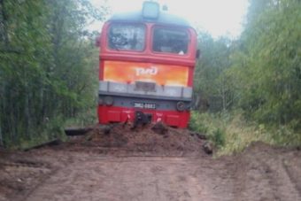 поезд сошел с рельсов