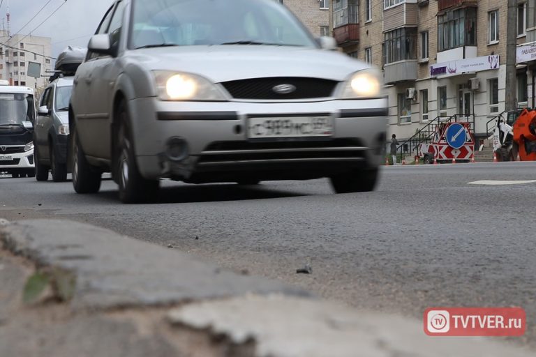 В Твери на Волоколамском проспекте новый асфальт готов сквозь землю провалиться