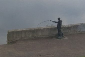 В Твери вандалы погнули удочку скульптуре рыбака В Твери вандалы погнули удочку скульптуре рыбака