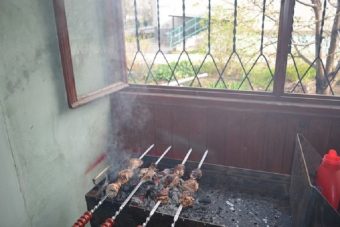 шашлык на балконе