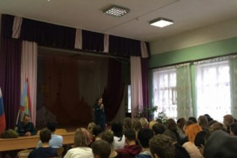 В Бологом студентов учили пользоваться противогазами и оказывать помощь пострадавшим