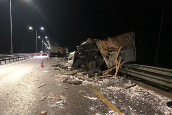 Три большегруза стали участниками аварии на М-11 в Тверской области Три большегруза стали участниками аварии на М-11 в Тверской области