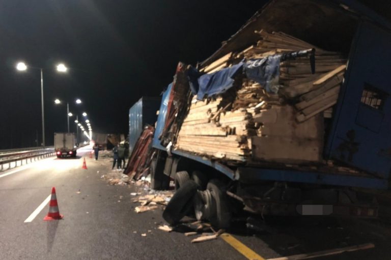 Три большегруза стали участниками аварии на М-11 в Тверской области