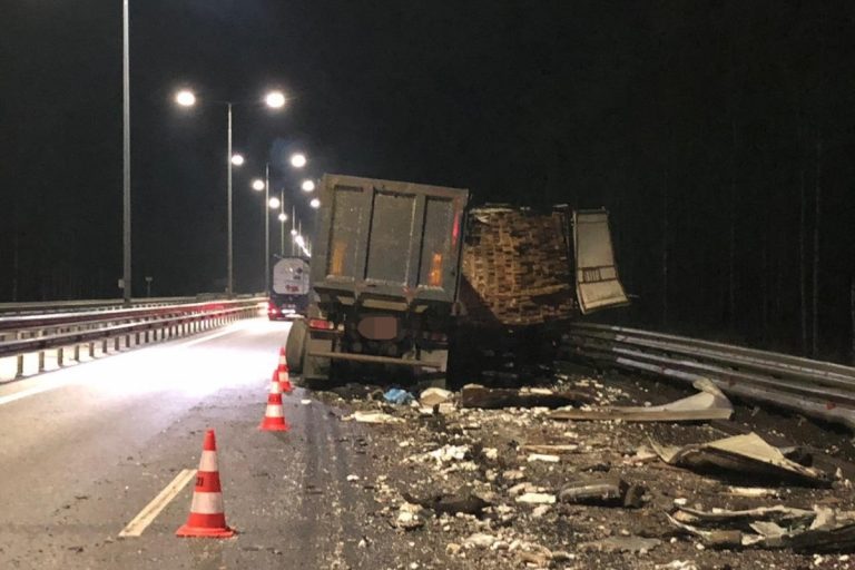 Три большегруза стали участниками аварии на М-11 в Тверской области