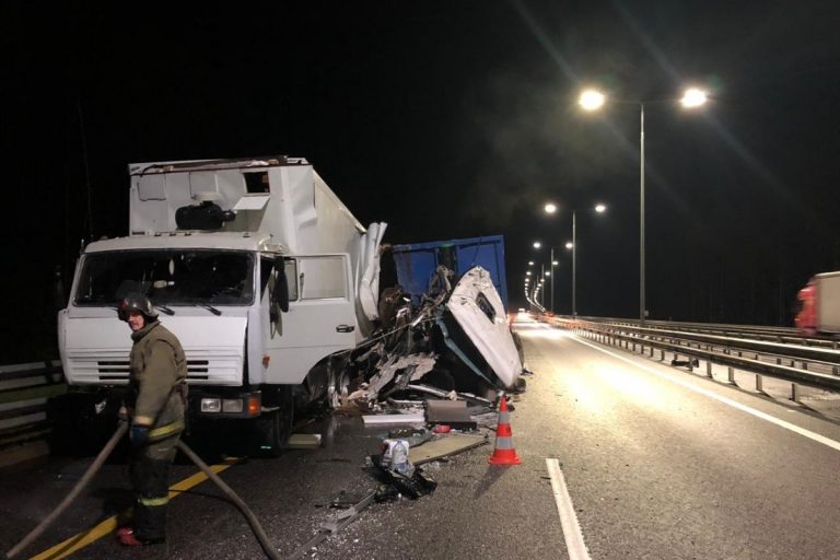 Три большегруза стали участниками аварии на М-11 в Тверской области