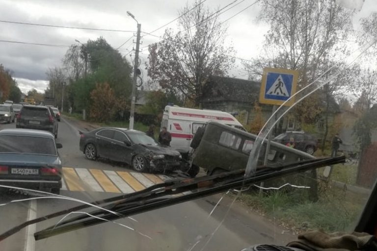 В Твери "буханка" оказалась в кювете
