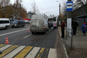 В Твери столкнулись Ford Transit и троллейбус