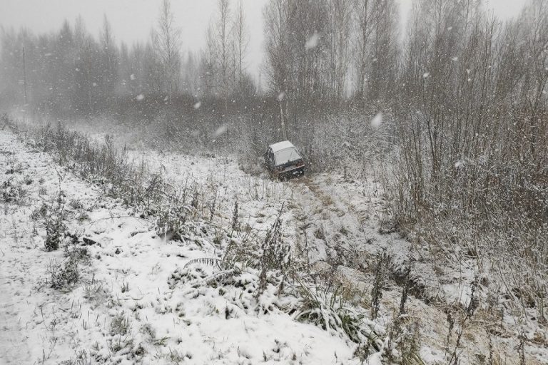 Под Кимрами вылетели в кювет две легковушки