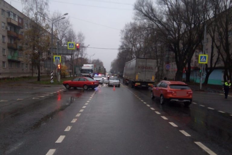 Два человека пострадали в столкновении легковушек на трассе М-10 в Тверской области
