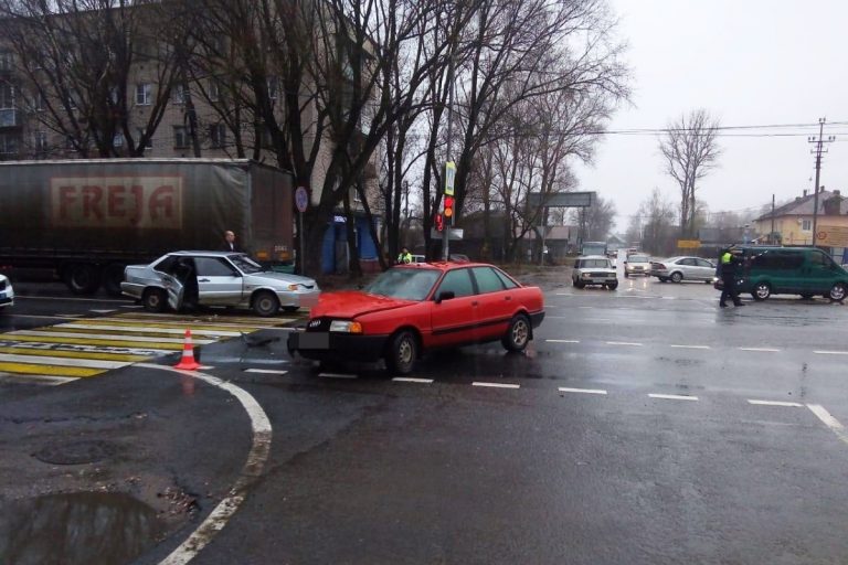 Два человека пострадали в столкновении легковушек на трассе М-10 в Тверской области