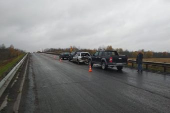 На М-9 в Тверской области столкнулись 4 автомобиля