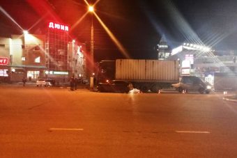 В Твери легковушка столкнулась с грузовиком, пострадала женщина