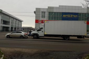 На Волоколамском шоссе в Твери столкнулись "Газель" и иномарка