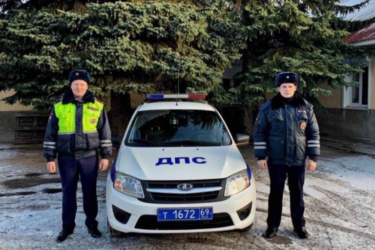 Тверские автоинспекторы помогли роженице своевременно добраться до роддома