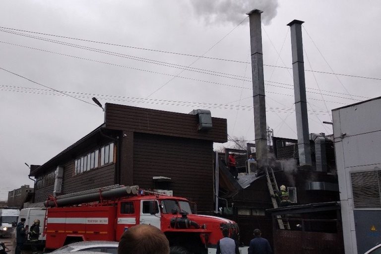 В Твери горела крыша ресторана "Старый Баку"