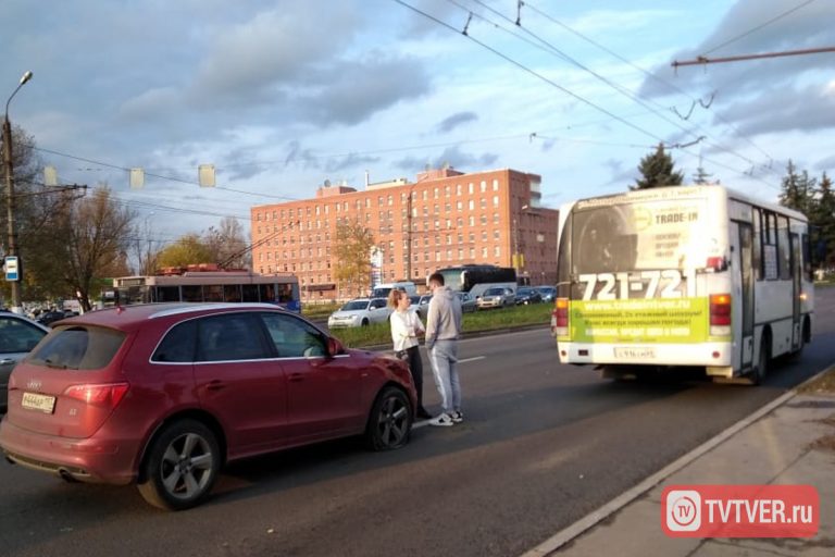 В Твери столкнулись Audi Q5 и маршрутка