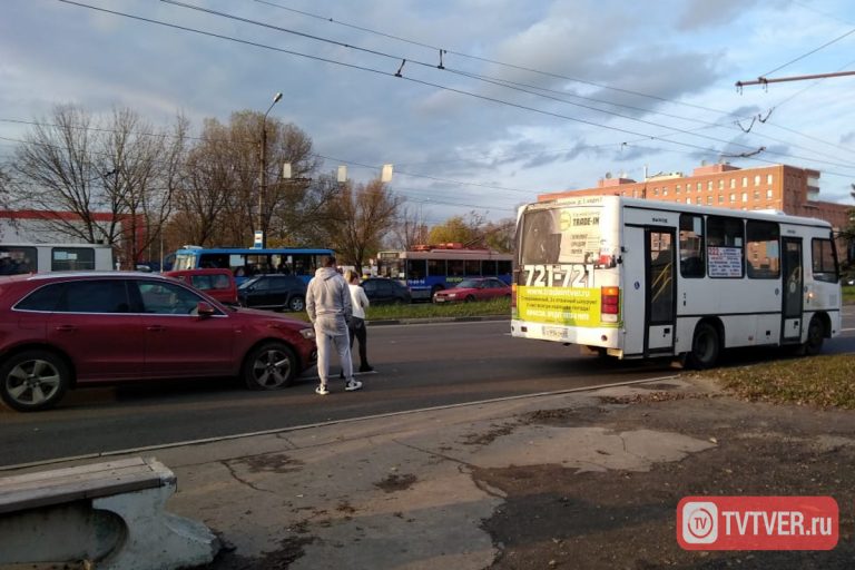 В Твери столкнулись Audi Q5 и маршрутка