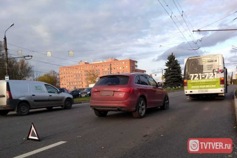 В Твери столкнулись Audi Q5 и маршрутка