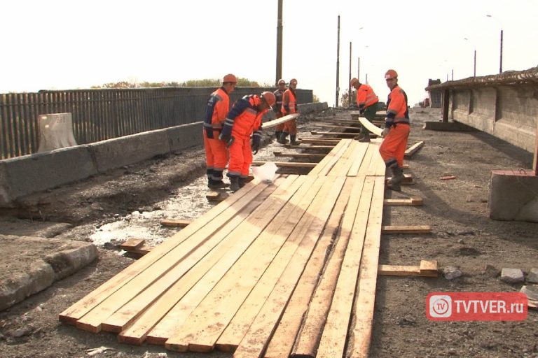 Губернатор Тверской области проверил, как ремонтируется Крупский мост
