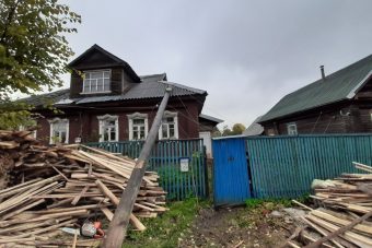 На частный дом в Кувшиново упал электрический столб