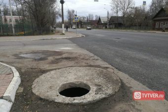 Открытый люк на одном из перекрестков Твери угрожает безопасности автомобилистов и пешеходов