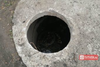 Открытый люк на одном из перекрестков Твери угрожает безопасности автомобилистов и пешеходов