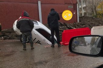 В Твери такси "нырнуло" в яму, выкопанную коммунальщиками