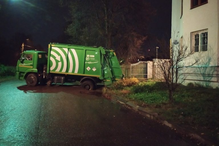 Провалившийся мусоровоз перегородил дорогу в Твери