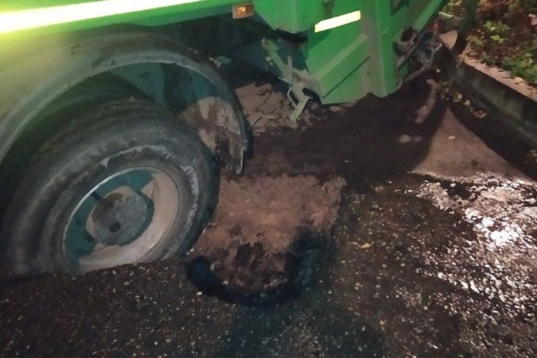 Провалившийся мусоровоз перегородил дорогу в Твери