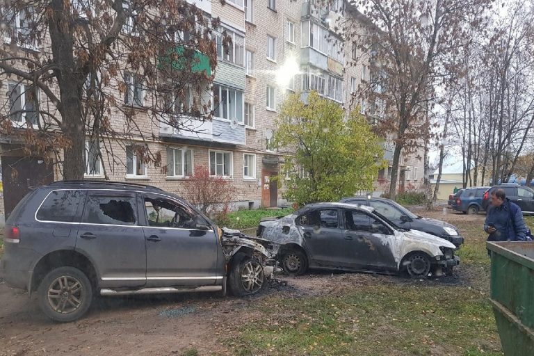 В Торжке за ночь сгорели три иномарки