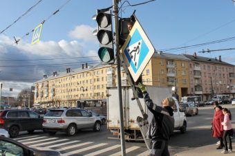 В Твери от порывов ветра пострадала сеть уличного освещения и дорожные знаки
