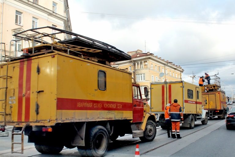 В Твери от порывов ветра пострадала сеть уличного освещения и дорожные знаки