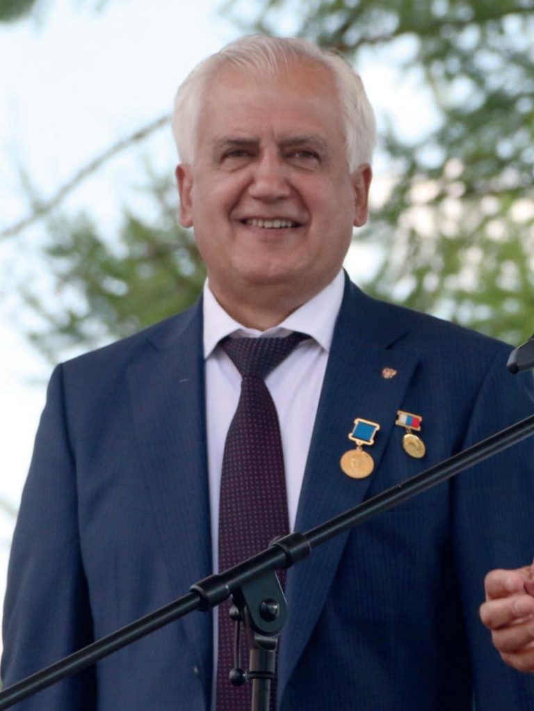 Виктор Константинов
