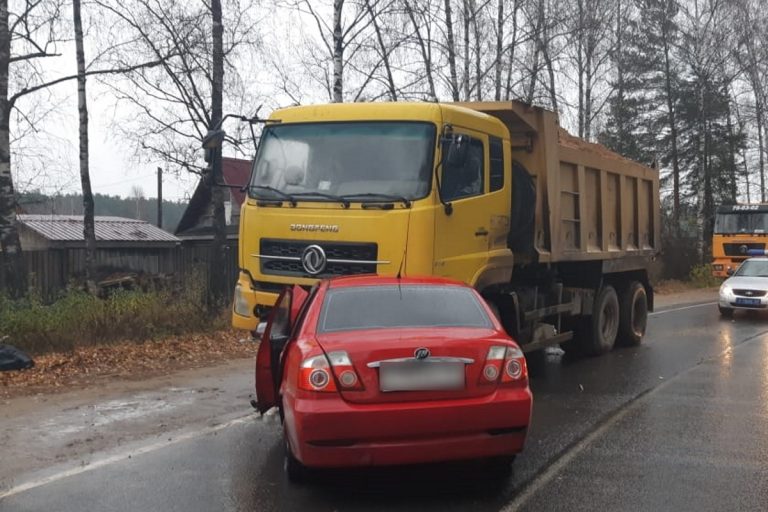Под Тверью водитель легковушки пострадал после столкновения с грузовиком