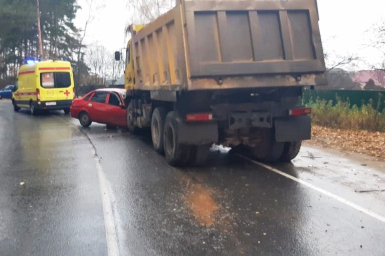 Под Тверью водитель легковушки пострадал после столкновения с грузовиком