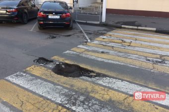 На бульваре Радищева в Твери появилась яма, в которой можно оставить колеса и переломать ноги яма на бульваре Радищева