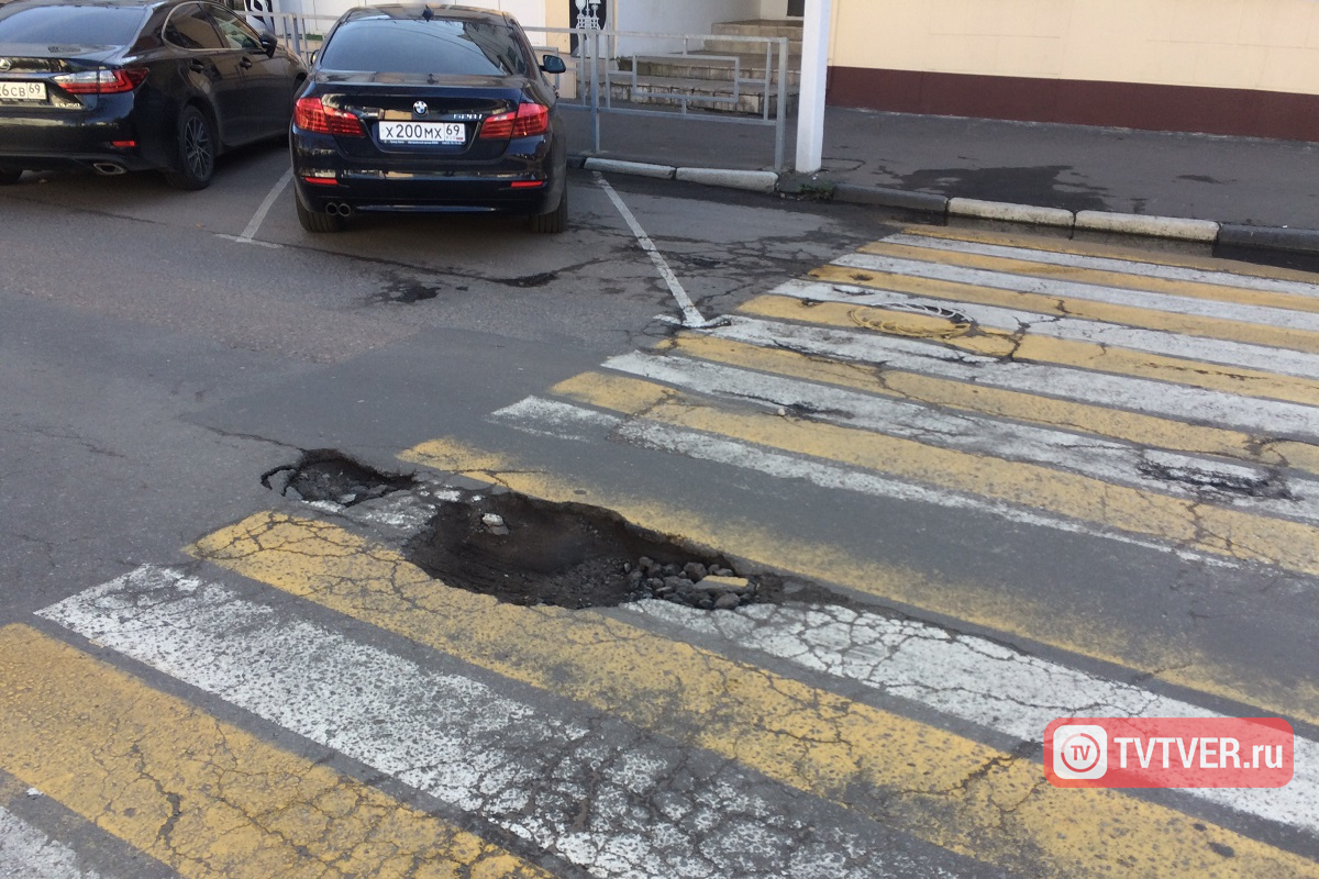 Правительство РФ просят отменить штрафы за выезд на встречку из-за ямы на дороге