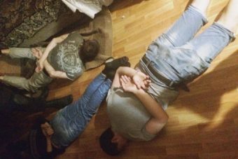 В Твери полиция штурмом взяла наркопритон через окно в Твери штурмовали наркопритон