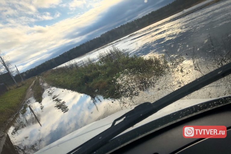 В Тверской области река вышла из берегов и затапливает деревню