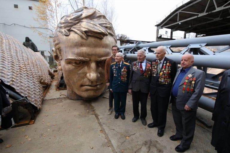 Ветеранам из Тверской области показали лик Ржевского памятника советскому солдату