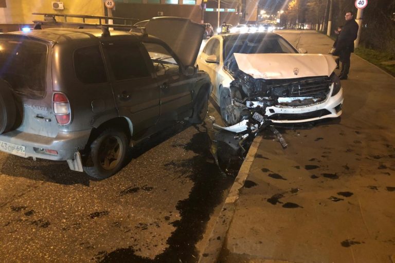 В Твери столкнулись три авто: есть пострадавшие