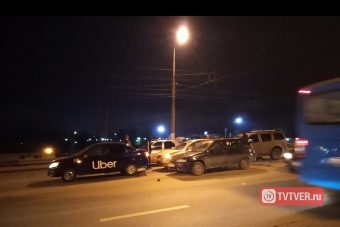 На Волоколамском путепроводе в Твери столкнулись 4 автомобиля