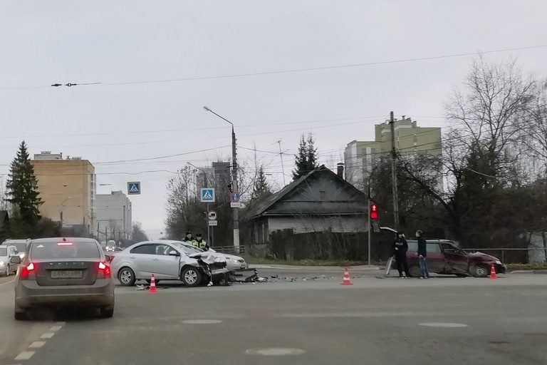 При столкновении двух легковушек в Твери пострадал 7-летний мальчик