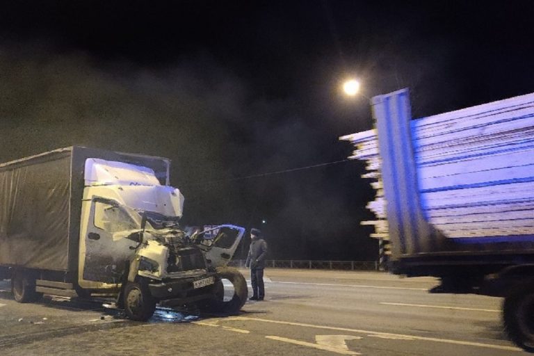 На М-10 в Тверской области столкнулись два грузовых автомобиля