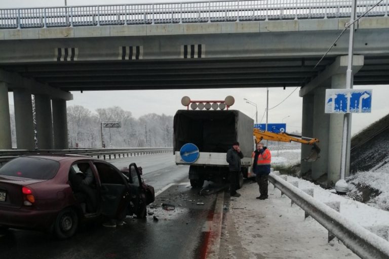 Под Тверью легковушка протаранила "Газель"