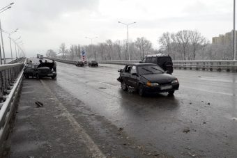Три автомобиля столкнулись на Мигаловской эстакаде в Твери